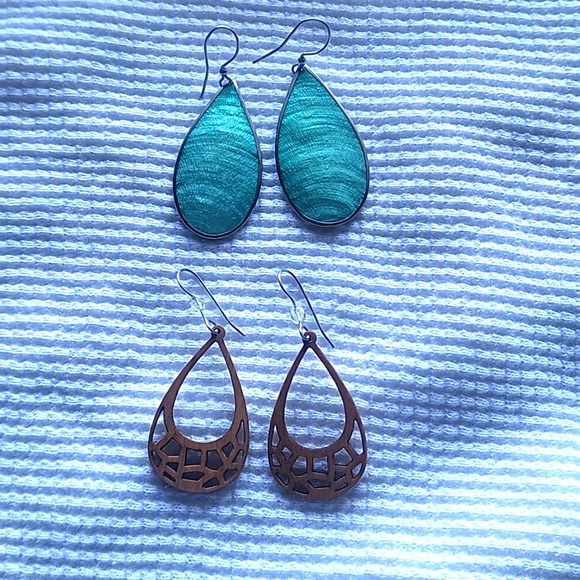 ALL NATURAL EARRINGS - Two pairs - one made from SHELL and one from WOOD - Picture 2 of 6